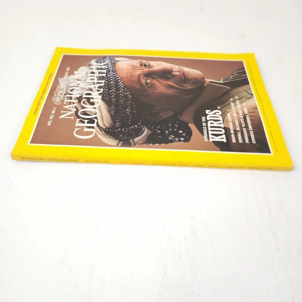 National Geographic Magazine August 1992 No Map‎